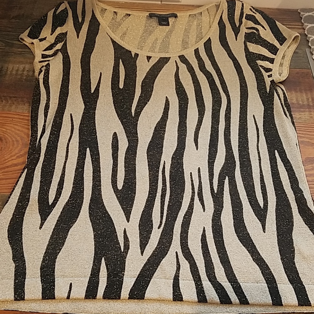 ST JOHN short sleeve top.